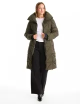 Campera larga acolchada color verde militar, con diseño geométrico, cuello alto envolvente, cierre frontal bidireccional, bolsillos laterales con cierre y puños internos elastizados.