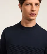Suéter de punto para hombre en color azul marino, con cuello redondo y textura acanalada en el pecho y las mangas. Diseñado por Marfinno.