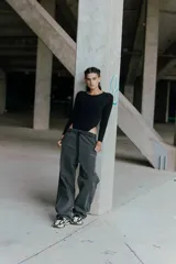 Body negro de microfibra con escote a la base, mangas largas y broche snap en el tiro.