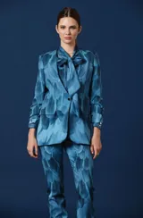 Pantalon de mujer en color azul con estampado de plumas, silueta amplia y caída fluida de líneas limpias.