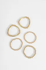 Set de cinco pulseras elásticas de cuentas doradas, que combina dos pulseras con tubos metálicos y tres pulseras de esferas pequeñas.