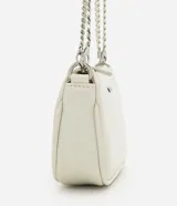 Cartera tipo baguette pequeña Satinato, confeccionada en PU color marfil, de formato alargado y estructura maleable. Cuenta con cierre superior de cremallera, placa frontal aplicada con el logo de la marca y asa de cadena doble metálica en tono plateado que permite llevarla al hombro o cruzada.