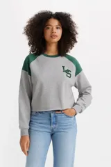 Buzo gris con mangas raglán verde oscuro y logo bordado en el pecho.