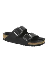 Sandalias Birkenstock Arizona con hebillas grandes, confeccionadas en cuero engrasado color negro.
