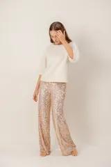 Pantalón de corte recto y tiro alto, completamente cubierto de lentejuelas en tono rosado metalizado.