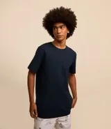 Remera básica de corte holgado para hombre, confeccionada en tejido de media malla con textura acanalada. Presenta cuello redondo y mangas cortas.