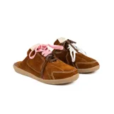 Zueco de cuero color marrón con cordones y suela de goma.