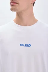 Remera blanca de corte amplio con estampa azul en la espalda que incluye un globo terráqueo, texto y el logo de la marca Zen Mode.