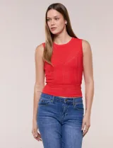 Top Allie Rose de tejido de punto calado en tono rojo, con silueta entallada sin mangas, escote redondo y tramas geométricas texturizadas.