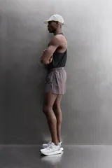 Short de running confeccionado en tejido técnico ligero y elástico con estructura. Cuenta con forro interior, cintura elástica ajustable con cordón, bolsillo trasero con cierre oculto, bolsillos laterales multifunción y aberturas laterales en las perneras.