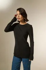 Top de manga larga confeccionado en viscosa, con ajuste al cuerpo y cuello redondo a la base.