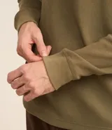 Remera de manga larga con cuello redondo y textura, de corte regular. Confeccionada en una mezcla de algodón, poliéster y viscosa.