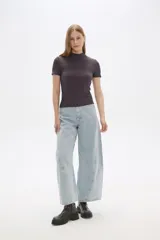 Remera de manga corta, color gris oscuro, confeccionada en tejido acanalado (punto canale) de viscosa, de corte ajustado al cuerpo y cuello alto tipo mock neck.