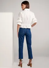 Jean de denim azul oscuro, corte recto, tiro alto y largo a la pantorrilla.