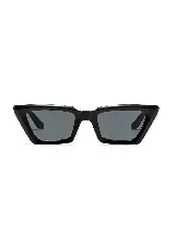 Lentes de sol modelo Cabo Doha, con armazón rectangular de acetato negro y cristales oscuros.