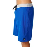 Short de baño Rip Curl Mirage Core, de color azul con cintura gris y cordón de ajuste negro. Cuenta con un bolsillo lateral con cierre.