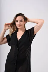 Camisa corta color celeste con botones frontales y cuello en V.