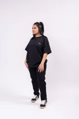 Remerón negro de corte amplio y relajado, con hombros caídos y mangas amplias, confeccionado en algodón suave. Presenta un pequeño logo blanco bordado en el pecho.