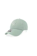 Gorra tipo baseball de la marca 47, con diseño de seis paneles, corona relajada y visera curva. Presenta el logo de los New York Yankees bordado en el frente y cierre ajustable en la parte posterior.