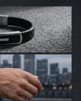 Pulsera masculina con banda de goma negra con textura de fibra de carbono y placa central de acero inoxidable.