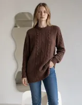 Sweater de punto con diseño de ochos, cuello redondo y manga larga, de corte holgado y largo.