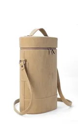 Matera cilíndrica color marrón claro, con cierre superior y correa larga regulable.