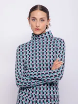 Polera negra con estampado geométrico en blanco, de cuello alto y manga larga.