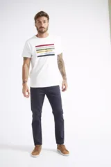 Pantalón de corte slim con diseño de cinco bolsillos y logo bordado. Confeccionado en tejido de algodón con spandex para mayor comodidad.