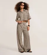 Pantalón recto de punto confeccionado por Blue Steel, con diseño de rayas verticales en tonos beige y negro, y cintura elástica.