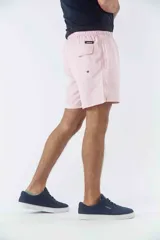 Short de baño liso con cintura elástica y cordón de ajuste. Cuenta con dos bolsillos laterales, un bolsillo posterior y un aplique de logo en goma en la pierna.