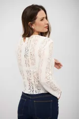 Top de encaje blanco con diseño de rayas verticales, manga larga y cuello redondo.