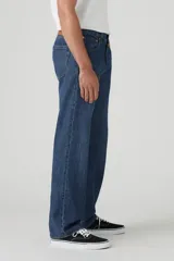 Jean de hombre de corte recto relajado, color azul oscuro.