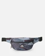 Riñonera Rip Curl modelo Search Camo, confeccionada con tejido Hydro Protech resistente al agua, con estampado de camuflaje en tonos grises y negros. Cuenta con un compartimento principal con cierre, bolsillo frontal seguro, parche con el logo de la marca y correa ajustable con hebilla.