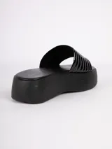 Sandalias negras con plataforma de 5cm y tira ancha con diseño con relieve.