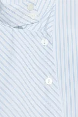 Camisa de manga corta con estampado de rayas verticales en tonos celeste y blanco, cuello alto y cierre frontal cruzado con botones.