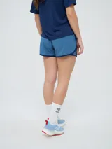 Short deportivo Umbro modelo Kim, color negro con cintura elástica y detalles en los laterales.