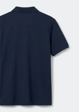 Remera polo de manga corta color azul marino, con cuello camisero y cartera de dos botones.