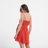 Vestido corto color ladrillo, con escote en V cruzado, breteles finos y falda con vuelo.