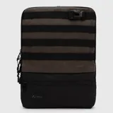 Funda para notebook de hasta 16 pulgadas, con diseño urbano en color gris oscuro y negro. Presenta correas horizontales tipo táctico en la parte superior, un bolsillo frontal con cierre y logo de la marca en la parte inferior. Interior forrado y cierre resistente al agua.