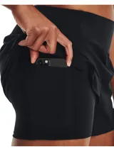 Short deportivo 2 en 1 Under Armour, compuesto por un short exterior ligero y elástico con tecnología repelente al agua y un short interior de compresión integrado para mayor sujeción. Presenta cintura ancha y plana, y bolsillo lateral en la prenda interior.