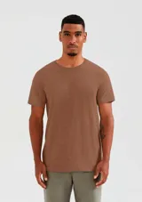 Camiseta básica de corte regular y cuello redondo, confeccionada en tejido de punto color marrón.