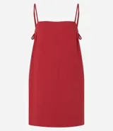 Vestido corto de Blue Steel confeccionado en viscosa, con diseño suelto, escote cuadrado y breteles finos que se ajustan con lazo en la espalda.