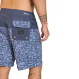 Short de baño Maui and Sons modelo Offshore, con diseño estampado en tonos azules y violetas. Presenta una cintura lisa con cordón de ajuste y un pequeño parche circular con el logo de la marca en la parte inferior.