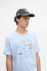 Remera celeste de manga corta con cuello redondo en color tostado y diseño bordado en el pecho.