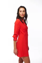 Vestido corto cruzado color rojo, con escote en V y lazo en la cintura.