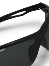 Lentes de sol deportivos tipo máscara con montura envolvente negra y cristales oscuros espejados.