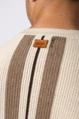 Remera de tejido de punto con diseño de rayas verticales en tonos beige y marrón, de manga corta y cuello redondo.