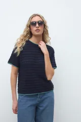 Remera de punto azul marino con mangas cortas, cuello redondo y detalles de terminación en hilo verde menta.