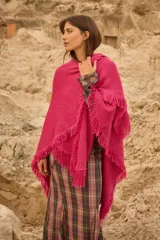 Chal de tejido liviano con acabado brillante y flecos decorativos en los bordes. Diseño versátil de caída fluida que permite diversas formas de uso.