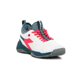 Championes de tenis Diadora modelo Match Point para mujer. Presentan una capellada de malla blanca con refuerzos sintéticos, detalles en color fucsia y azul petróleo, y suela de goma diseñada para superficies de tenis.